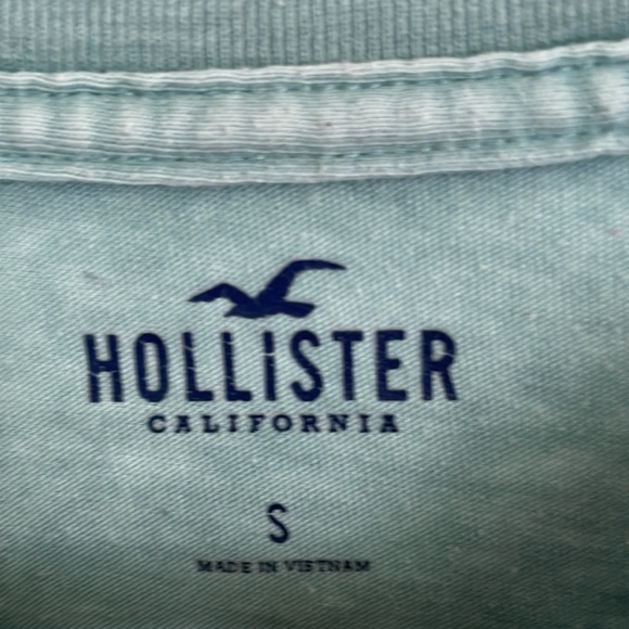 Hollister Men’s crew neck long sleeve tee. - Picture 2 of 3